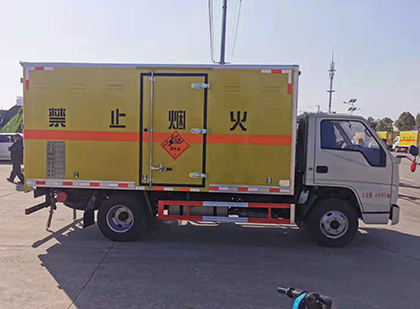 高阳爆破器材运输车工人安全操作规范与智能技术保障